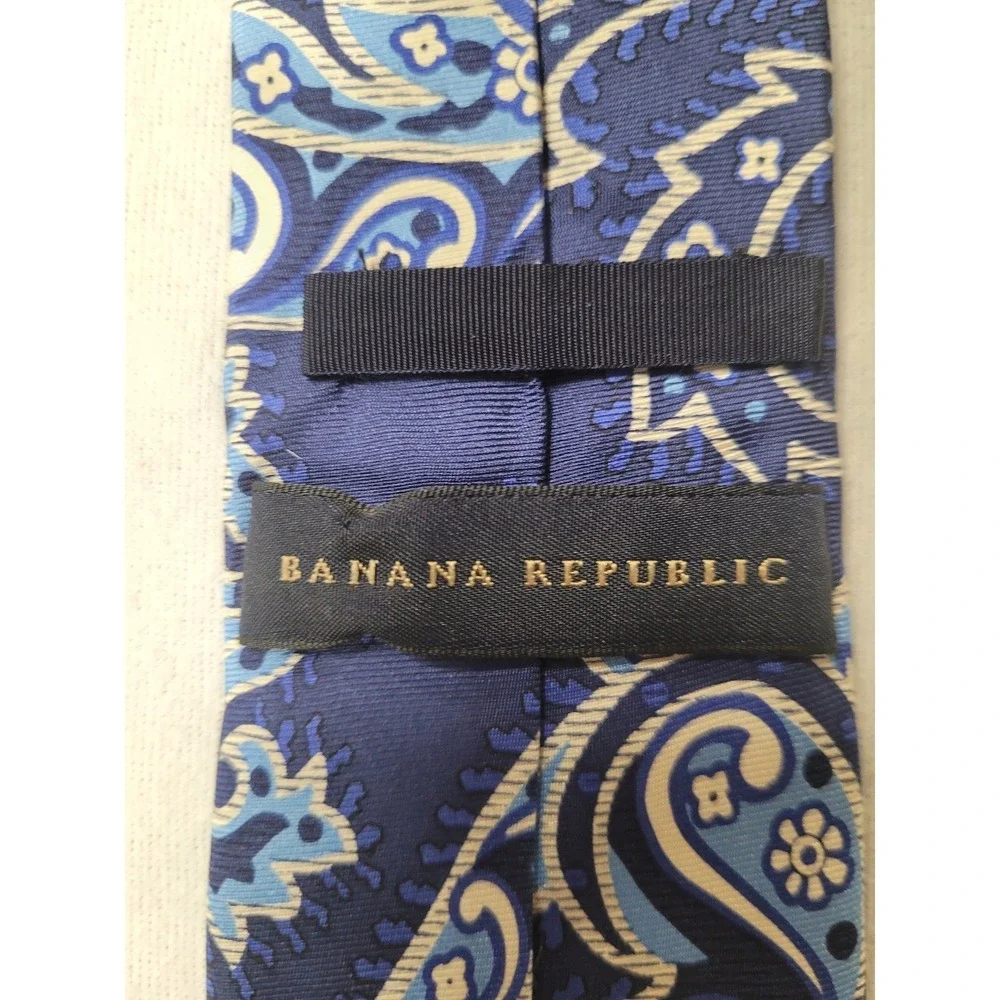 Banana Republic Mens BluePaisley Jaquar Necktie Business Formal Career 100% Silk